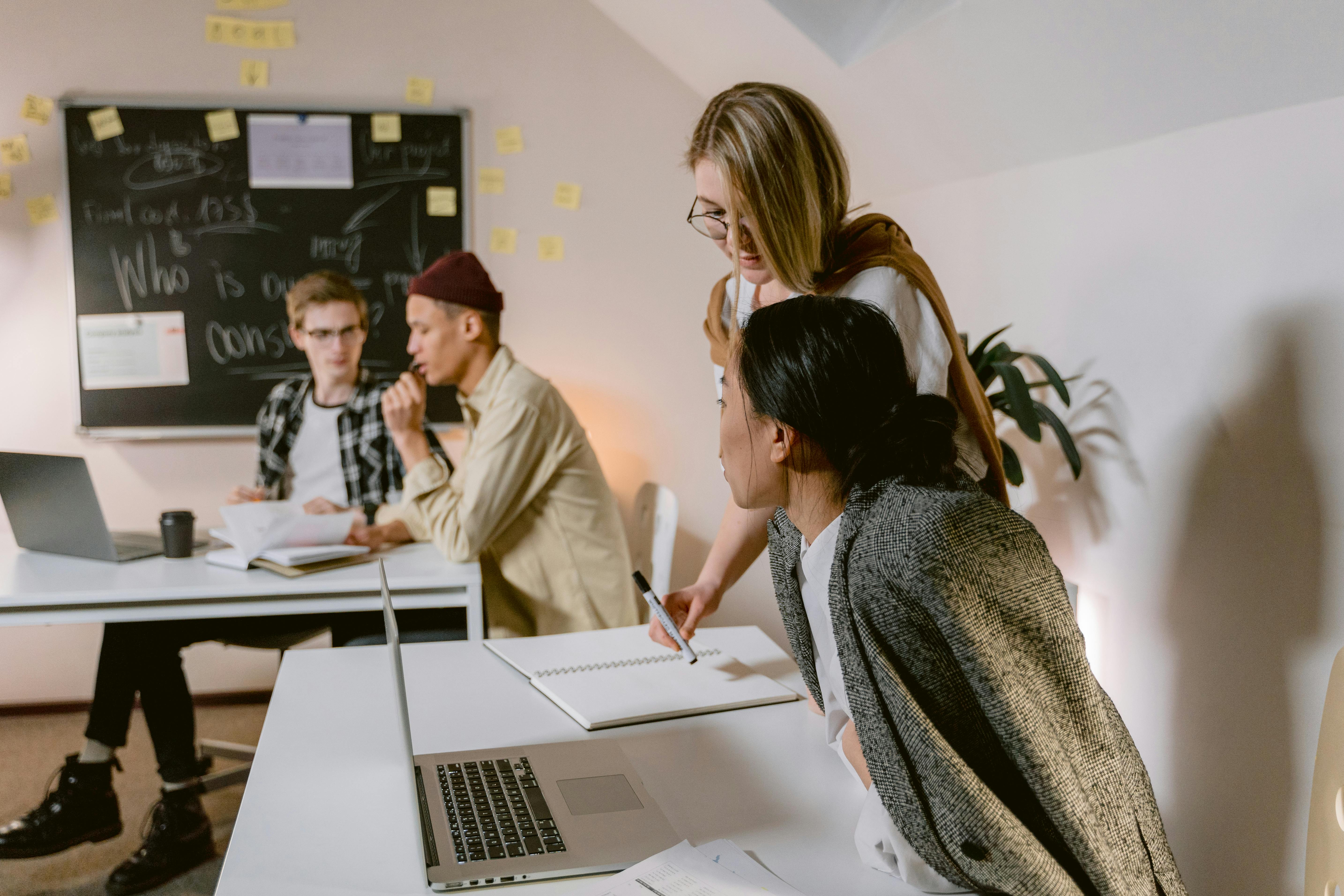 Grupo de personas estudiando inglés